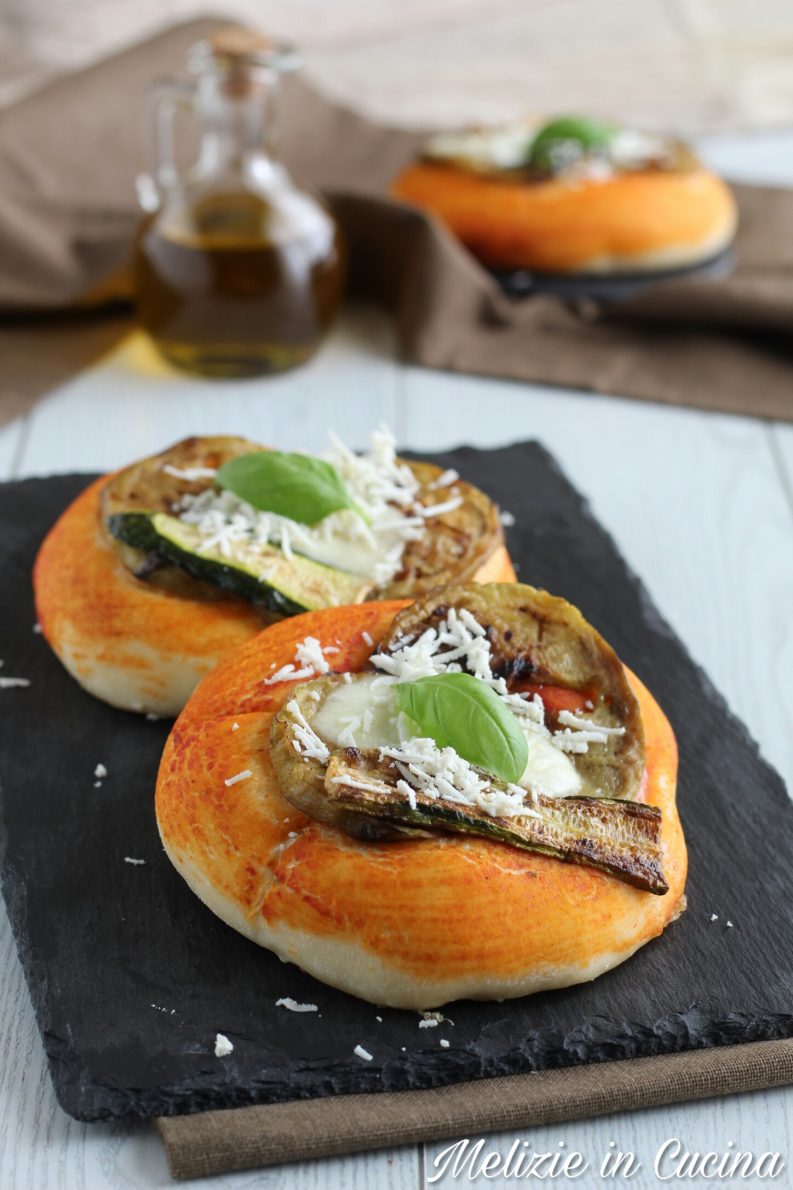 Pizzette soffici con melanzane e zucchine