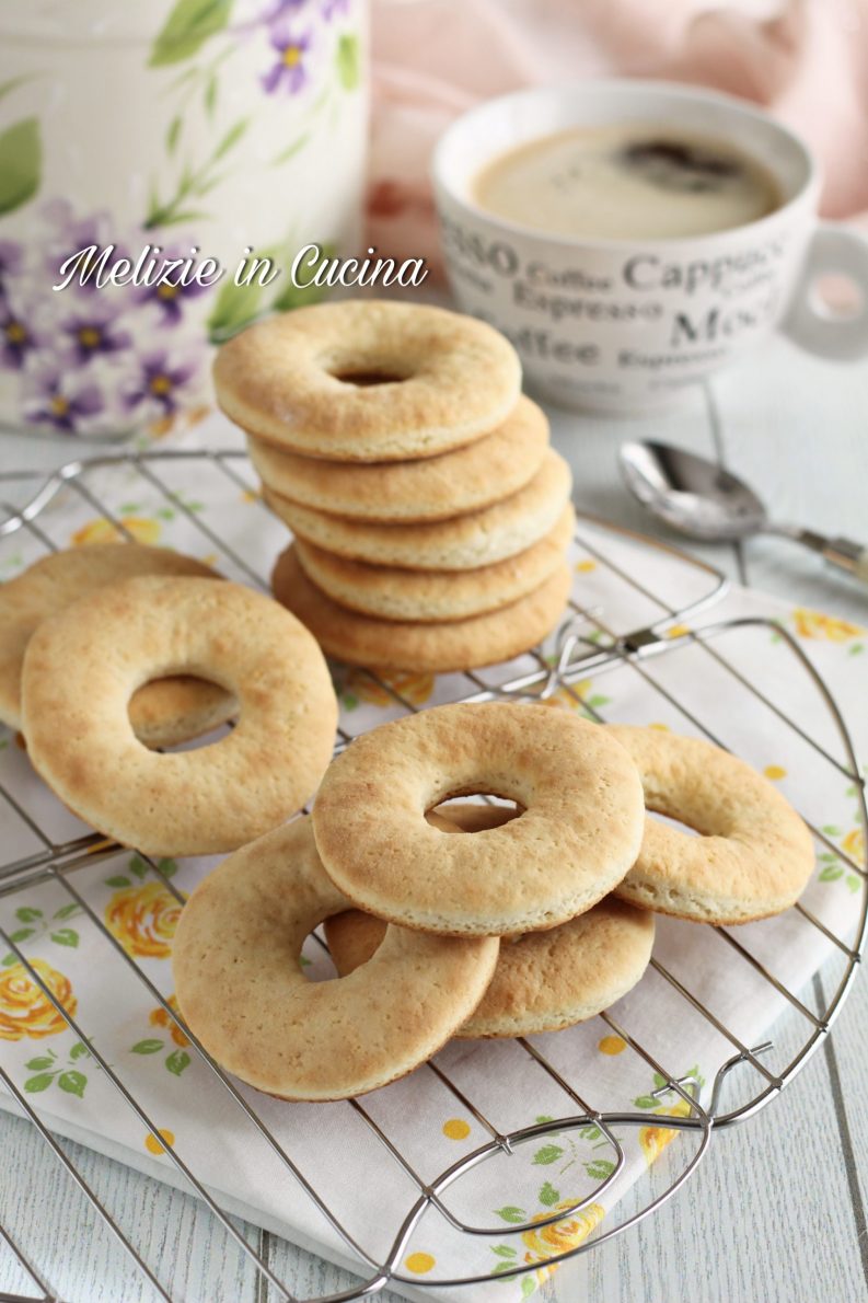 Biscotti ciambelline inzuppose alla panna