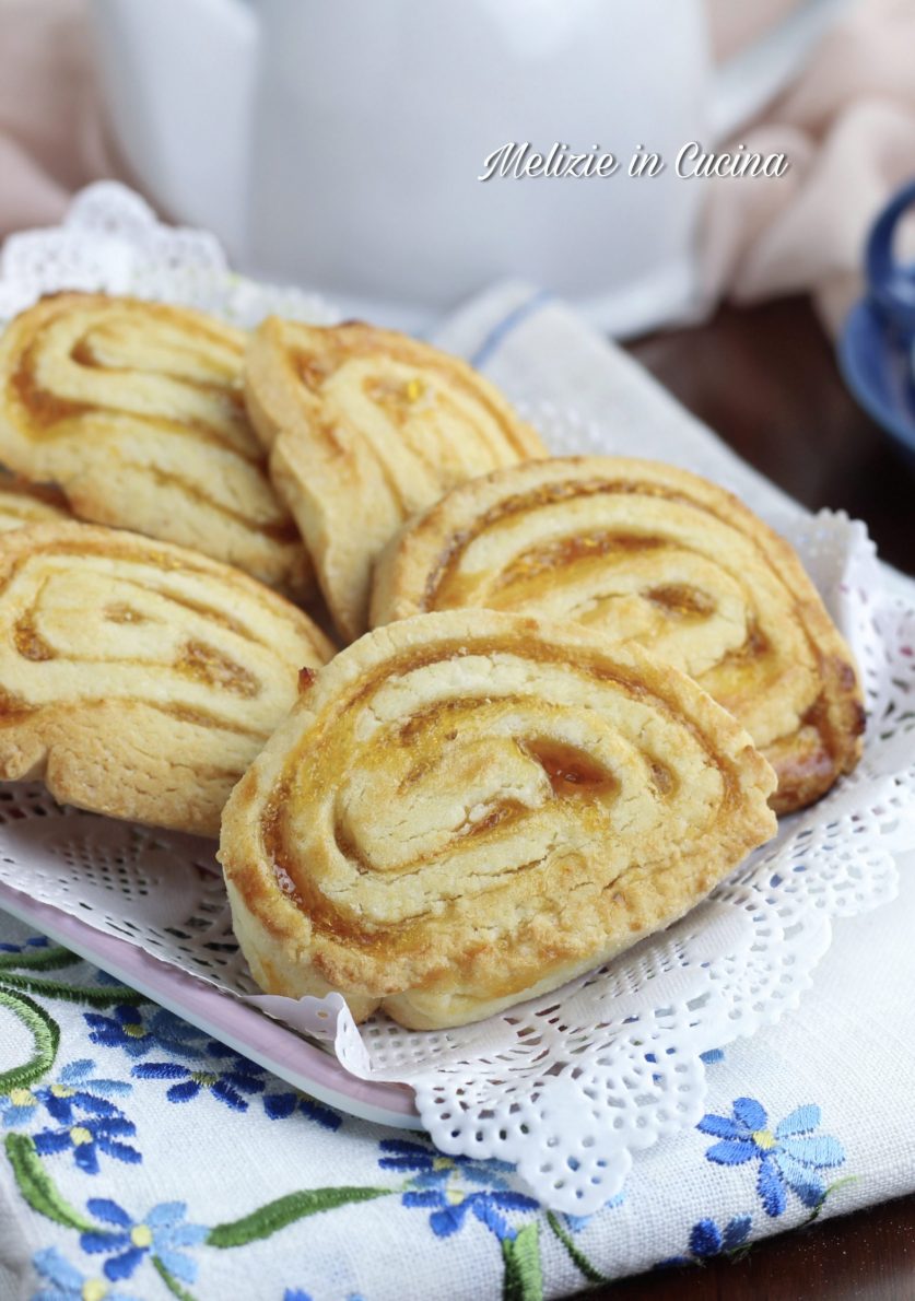 Biscotti arrotolati con marmellata