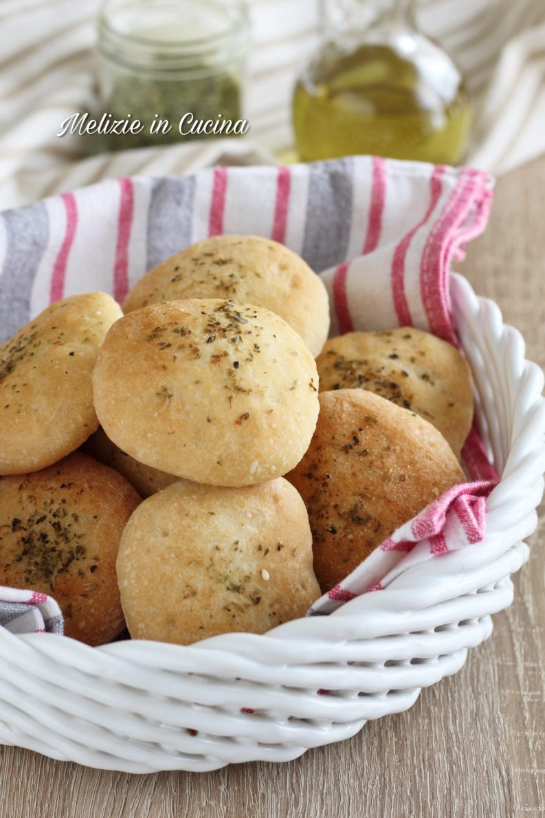 Focaccine all'olio con farina di semola