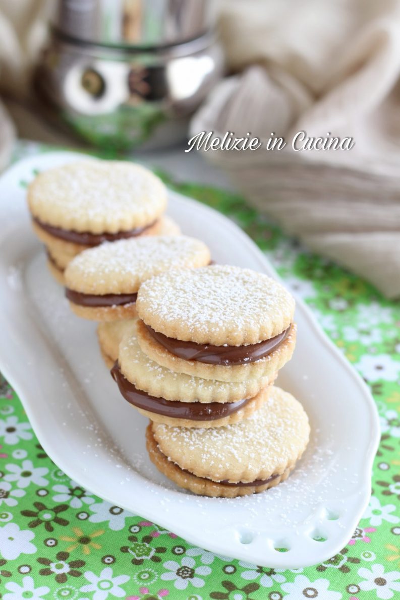 Biscotti al burro farciti con nutella