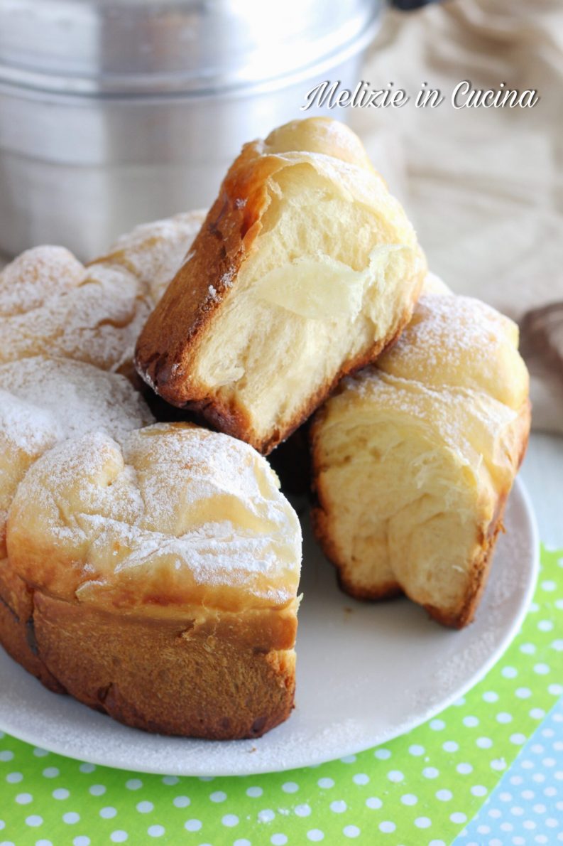 Ciambellone di brioches col tuppo