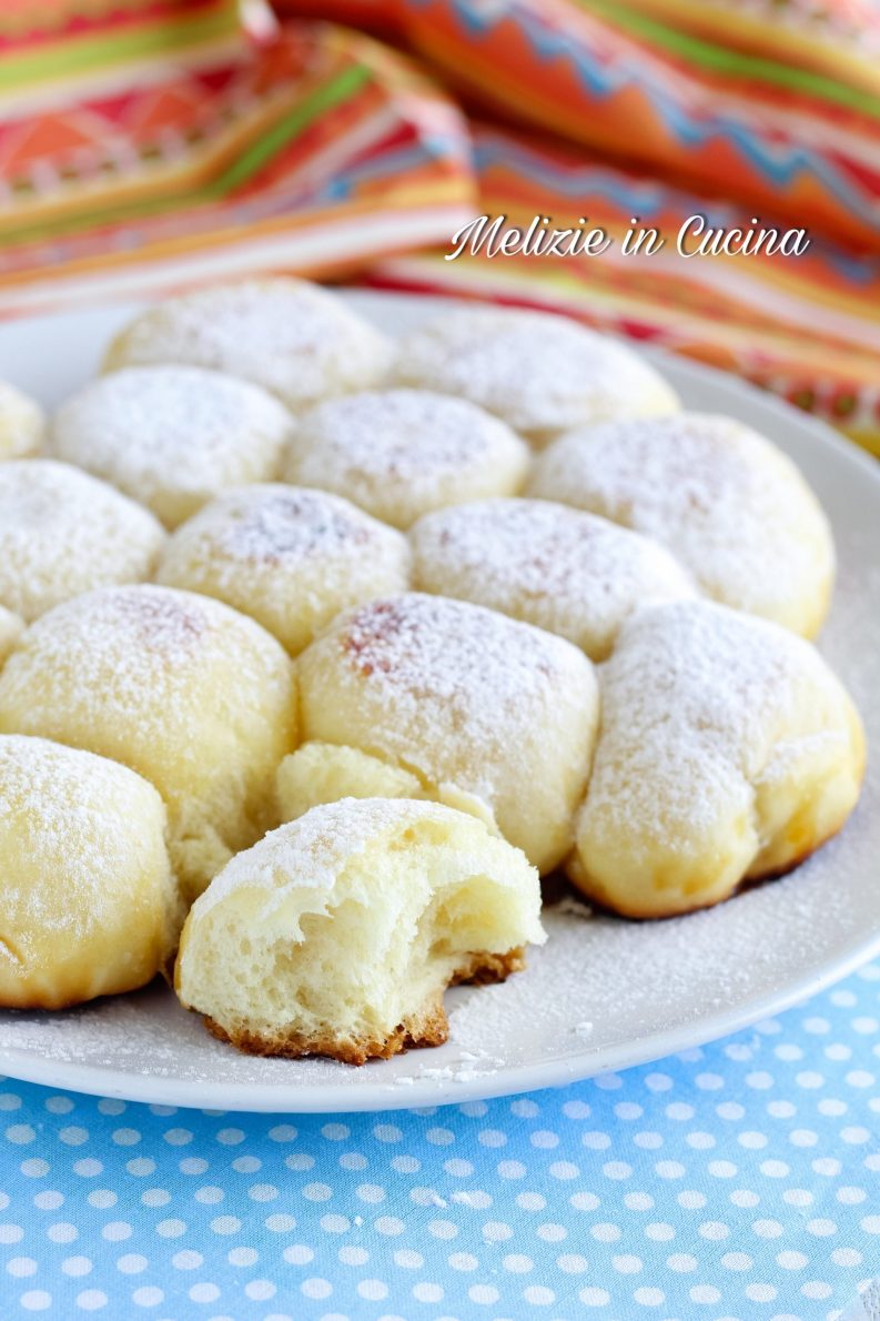 Tuppi di brioche cotti sul fornello