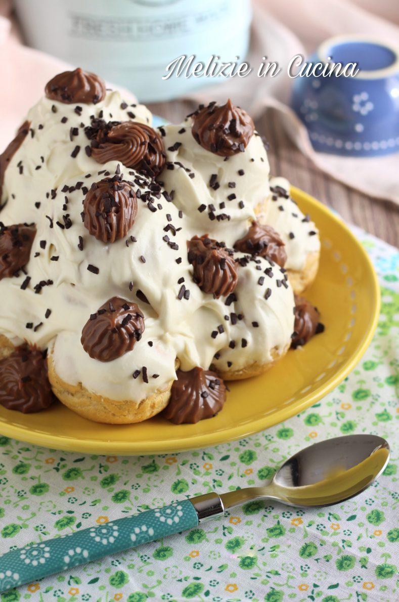 Profitterol cioccolato con glassa bianca